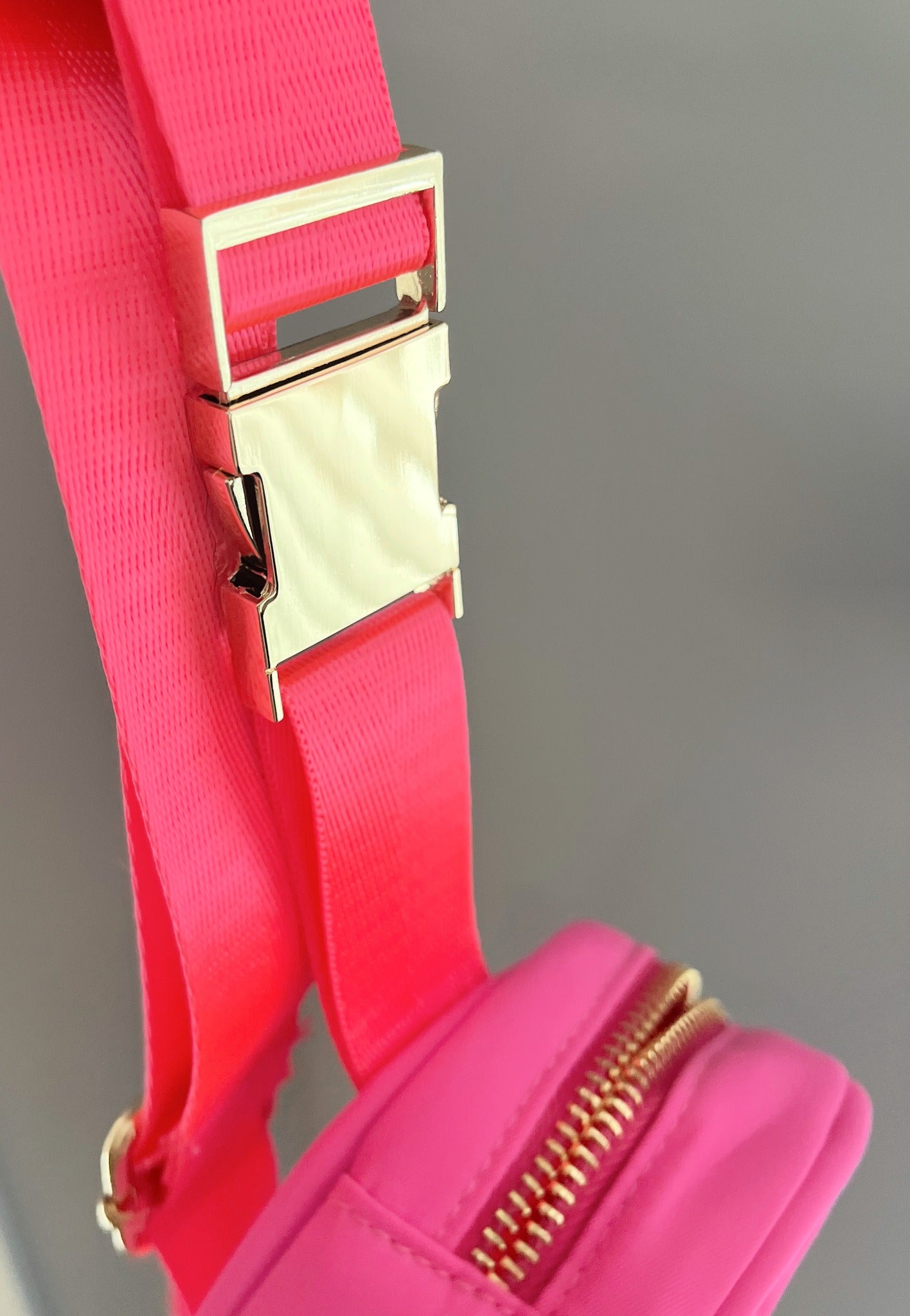 hear bag buckle gold in hot pink with zipper